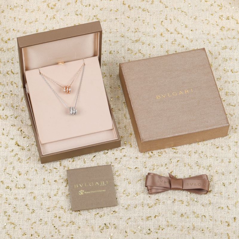 Bo*te*ga venenta necklaces